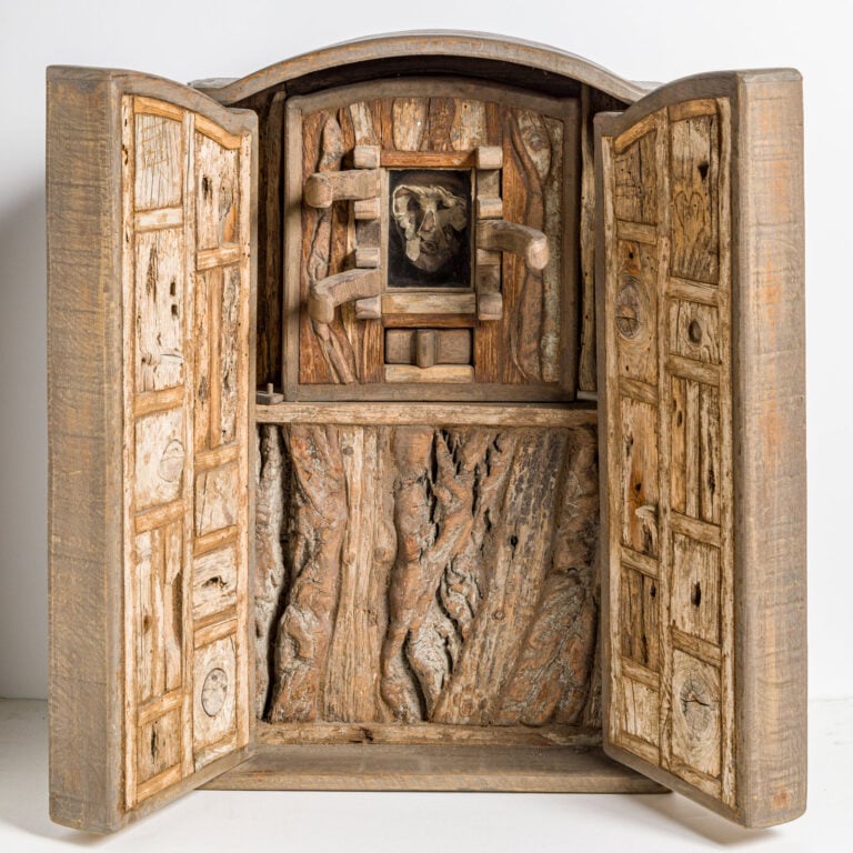 AUTEL, 1986 - Autel en bois composé de 2 portes en bois sculpté, à l'intérieur,…