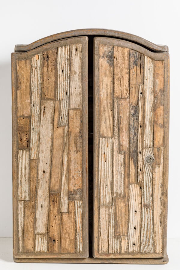 AUTEL, 1986 - Autel en bois composé de 2 portes en bois sculpté, à l'intérieur,…