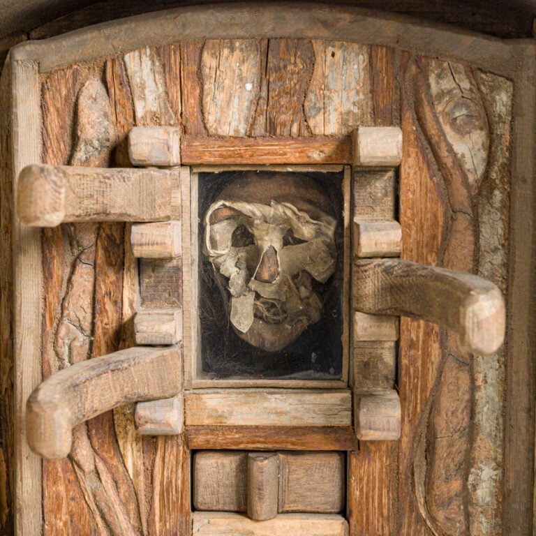 AUTEL, 1986 - Autel en bois composé de 2 portes en bois sculpté, à l'intérieur,…