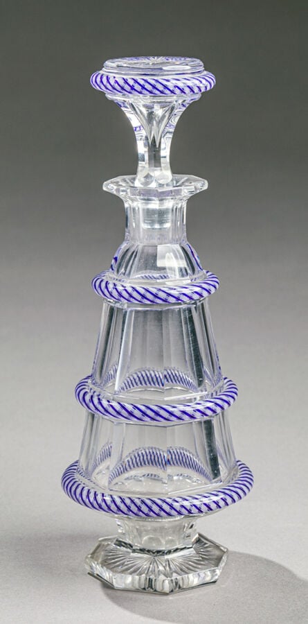 Baccarat. - Flacon à piédouche et son bouchon en cristal taillé à côtes plates…