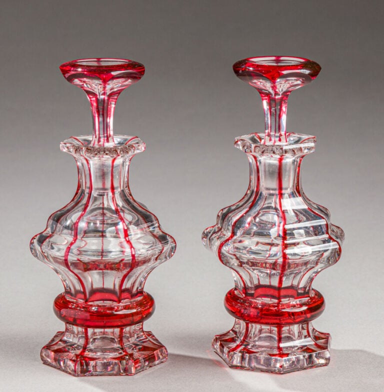 Baccarat. - Paire de flacons et leurs bouchons à piédouche et cordons de crista…
