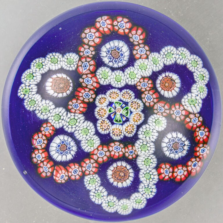Baccarat. - Presse-papiers à fond bleu cobalt translucide à motif de rosace com…