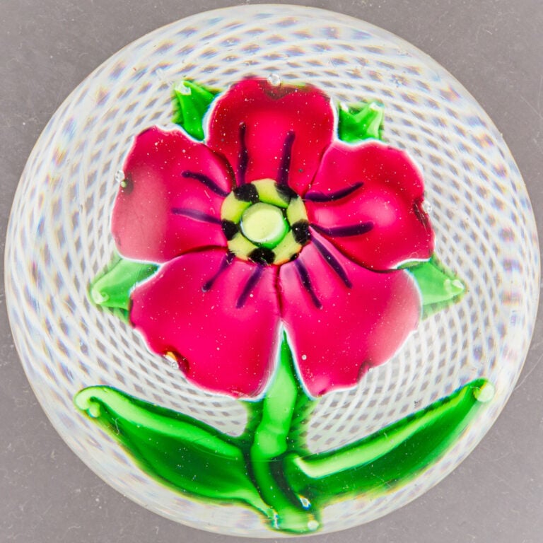 Baccarat. - Presse-papiers à fond de latticino blanc spiralé et croisé orné d'u…