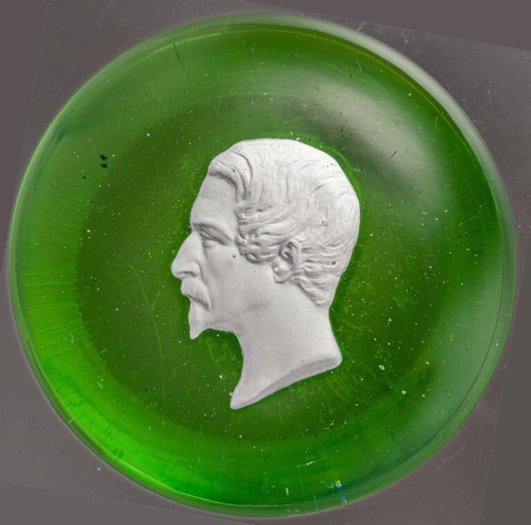 Baccarat. - Presse-papiers à talon vert translucide orné d'un cristallo-cérame…