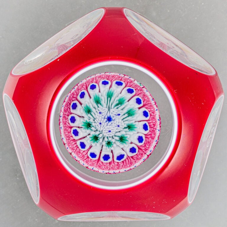 Baccarat. - Presse-papiers overlay rouge signé et daté B 1972, triplé sur émail…