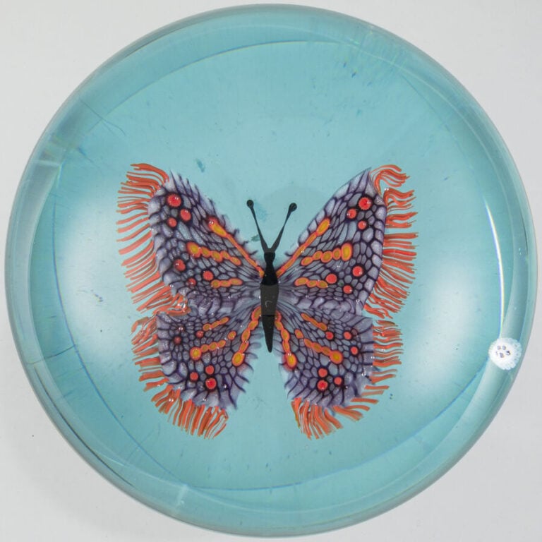 Baccarat. Presse-papiers « Papillon multicolore ailes frangées sur fond azur »…