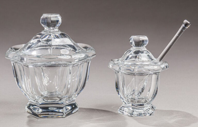 Baccarat. - Un sucrier couvert et un moutardier couvert en cristal taillé à côt…