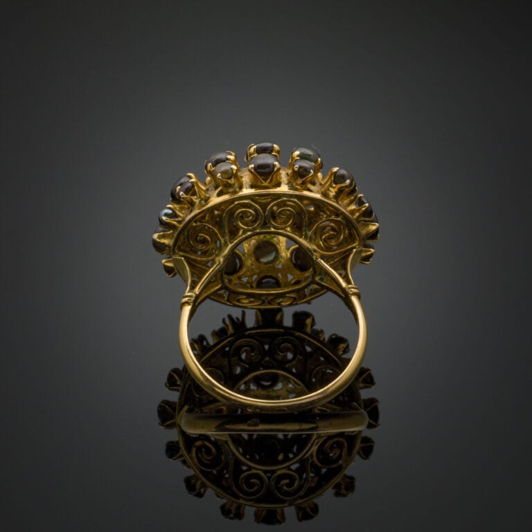 BAGUE "boule" en or jaune (375‰) 9 carats, orné de pierres cabochons chatoyante…