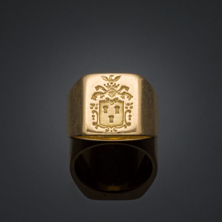 BAGUE chevalière en or jaune (750‰) gravé d'armoiries. - Doigt : 59. Larg.: 1,5…
