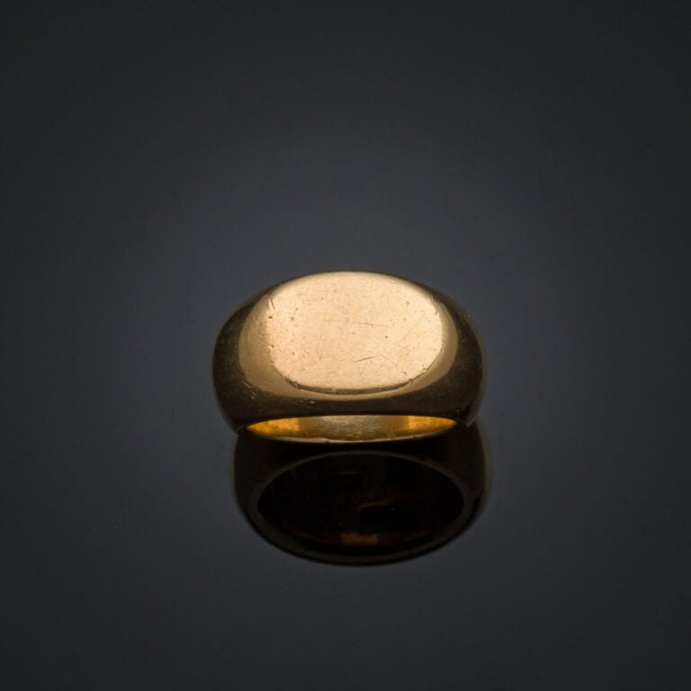 BAGUE chevalière en or jaune (750‰) légèrement bombé. - Doigt : 51. Poids brut…