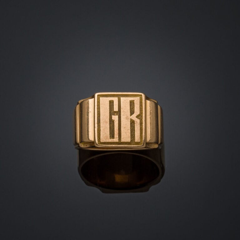 BAGUE chevalière en or jaune (750‰) monogrammé "GR". - Doigt : 56 (trace de mis…