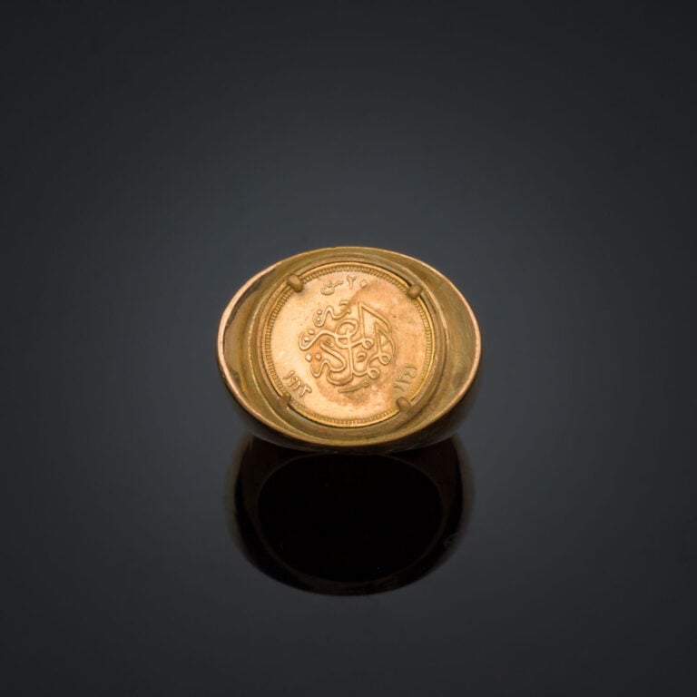 BAGUE chevalière en or jaune (750‰) surmontée d'une pièce de 20 Piastres Fouad…