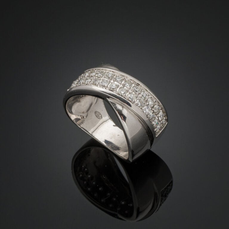 BAGUE "croisée" en or gris (750‰) partiellement pavé de diamants taille brillan…
