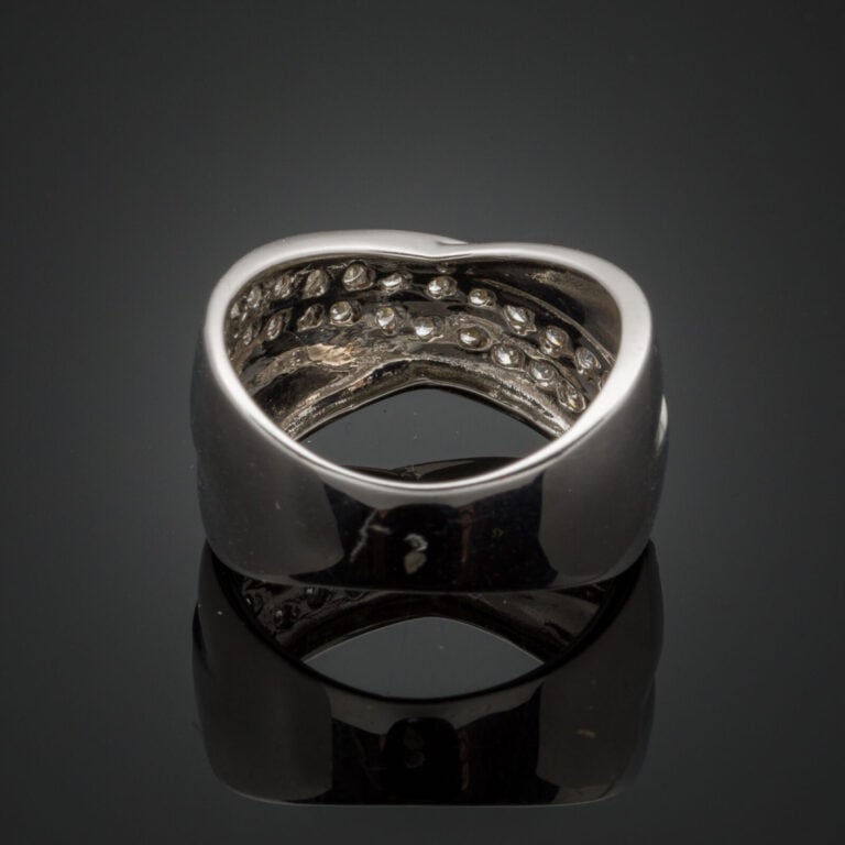 BAGUE "croisée" en or gris (750‰) partiellement pavé de diamants taille brillan…