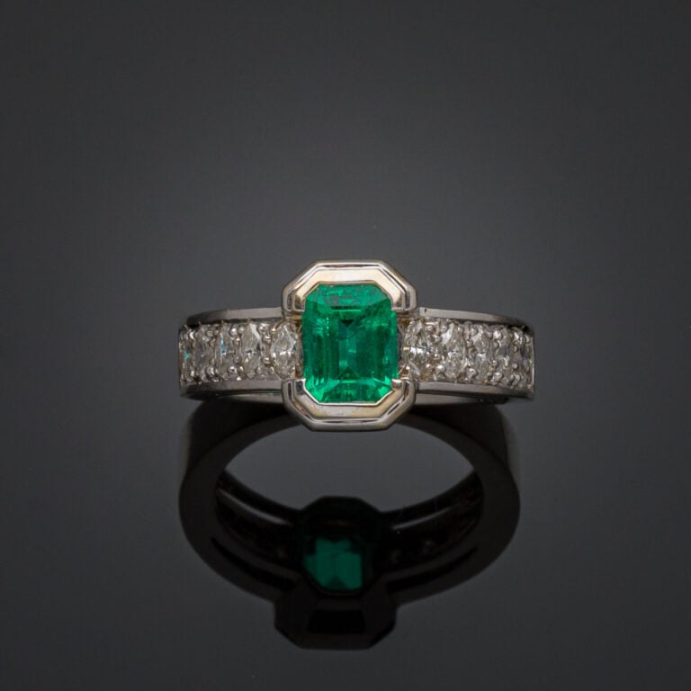 BAGUE en or gris (750‰) serti d'une émeraude rectangulaire taillée à degrés, ép…
