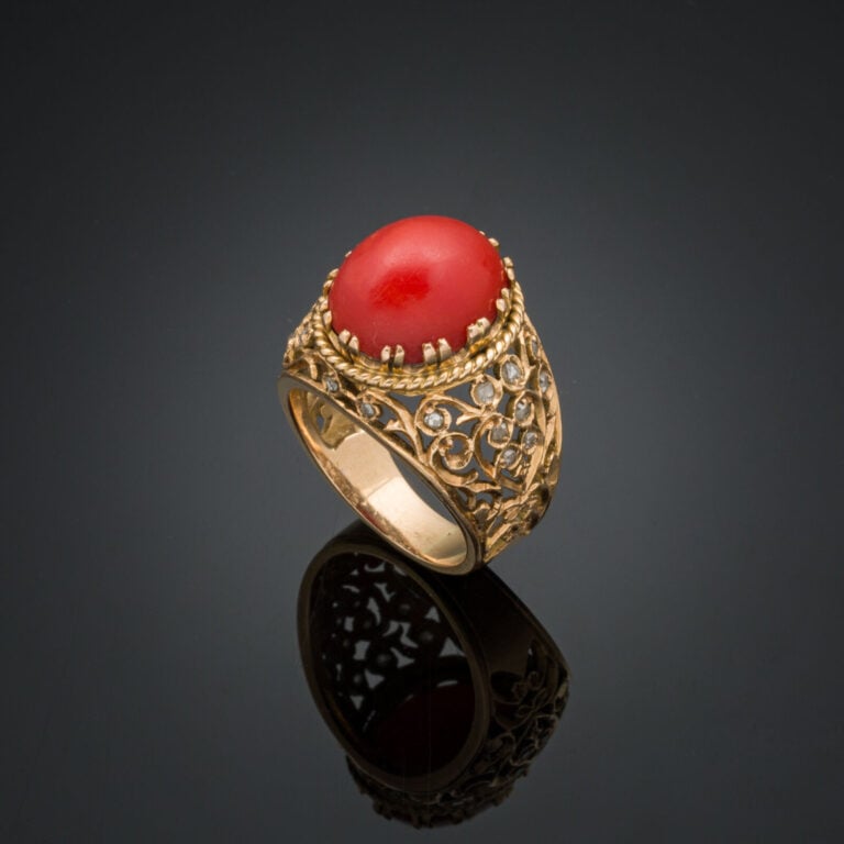 BAGUE en or jaune (585‰) 14 carats, serti de pierres blanches et centré d'un ca…