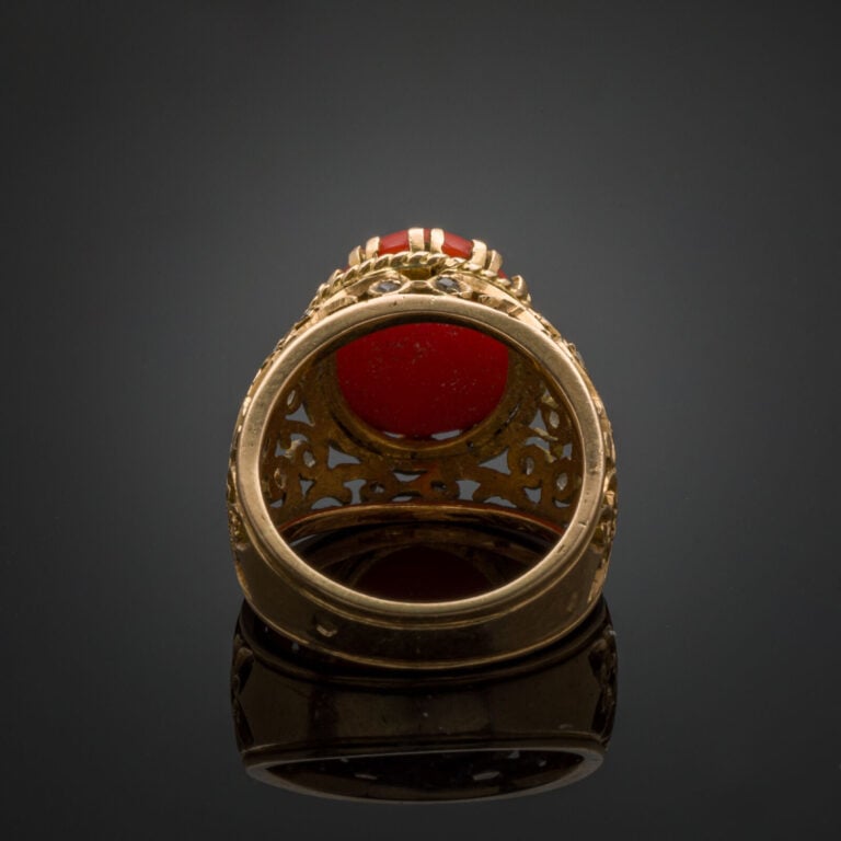 BAGUE en or jaune (585‰) 14 carats, serti de pierres blanches et centré d'un ca…