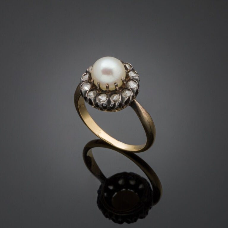 BAGUE en or jaune (750‰) et argent (min. 800‰) orné d'une perle (non testée) en…