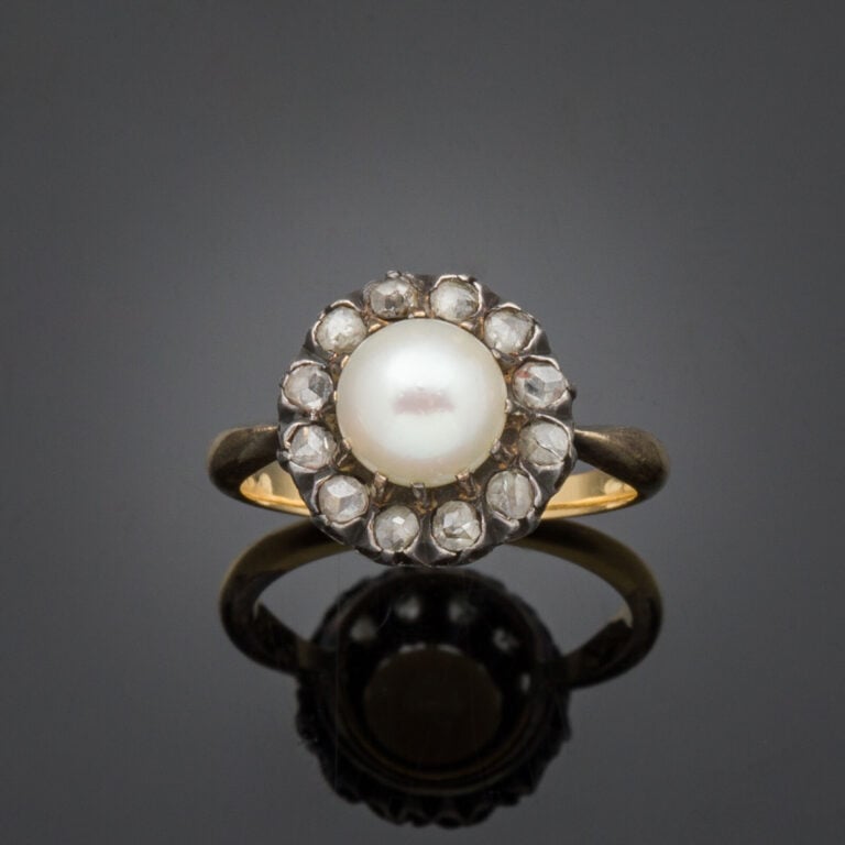 BAGUE en or jaune (750‰) et argent (min. 800‰) orné d'une perle (non testée) en…
