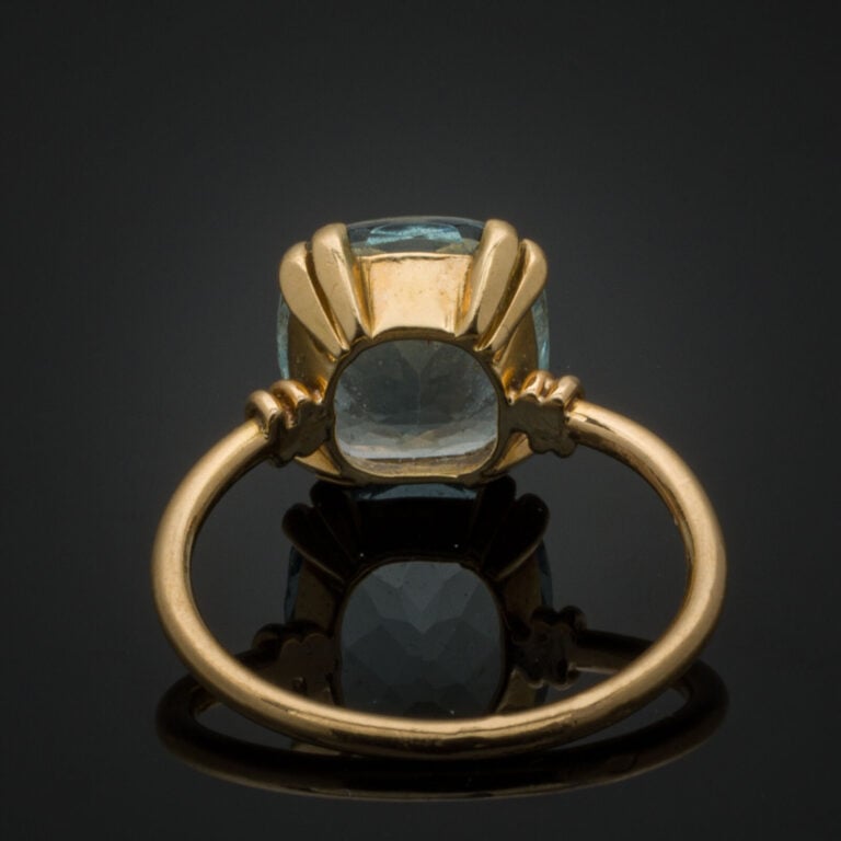 BAGUE en or jaune (750‰) serti d'une aigue-marine de forme coussin. - Doigt : 5…