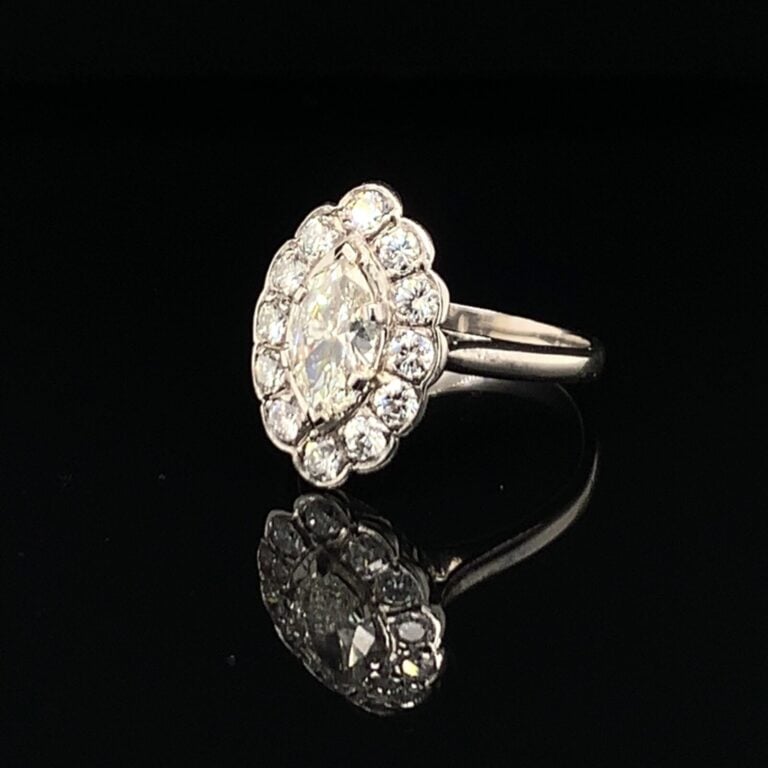 BAGUE "marquise" en platine (min. 800‰) et or gris (750‰) serti d'un diamant ta…