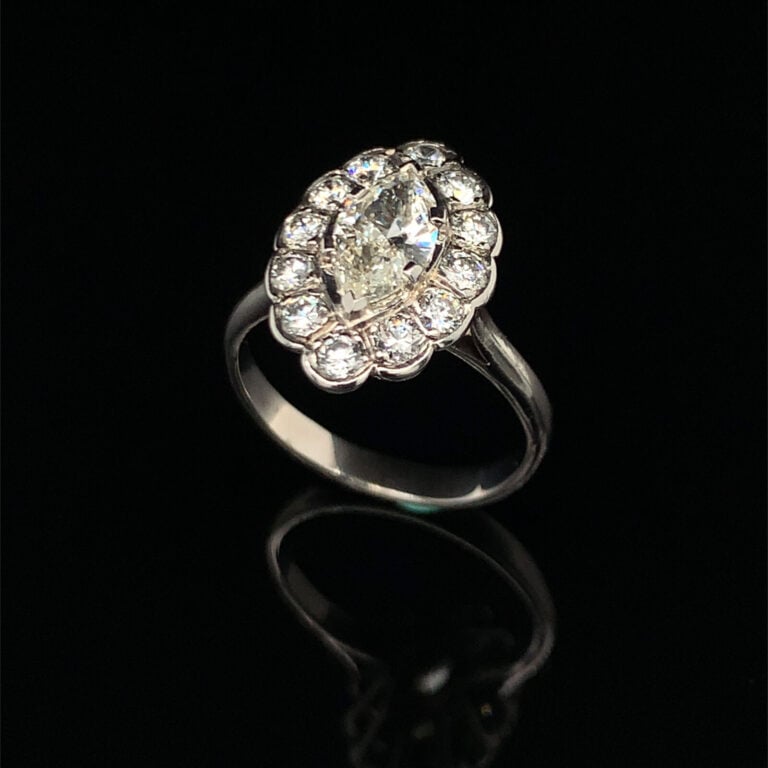 BAGUE "marquise" en platine (min. 800‰) et or gris (750‰) serti d'un diamant ta…