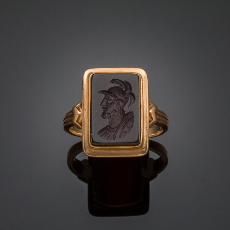 BAGUE rectangulaire en or jaune (750‰) ciselé, orné d'une intaille figurant un…