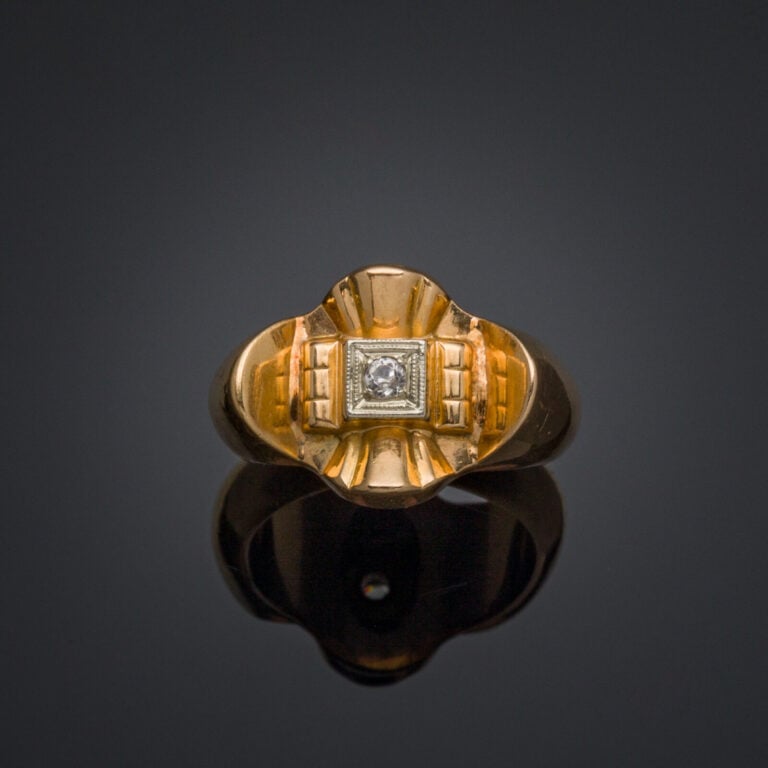 BAGUE "Tank" incurvée en or jaune et or gris (750‰) orné d'une pierre blanche.…