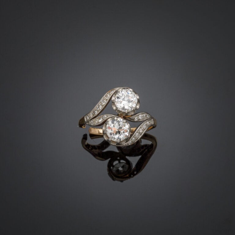 BAGUE "toi et moi" accidentée en platine (min. 800‰) et or jaune (750‰) ajouré,…