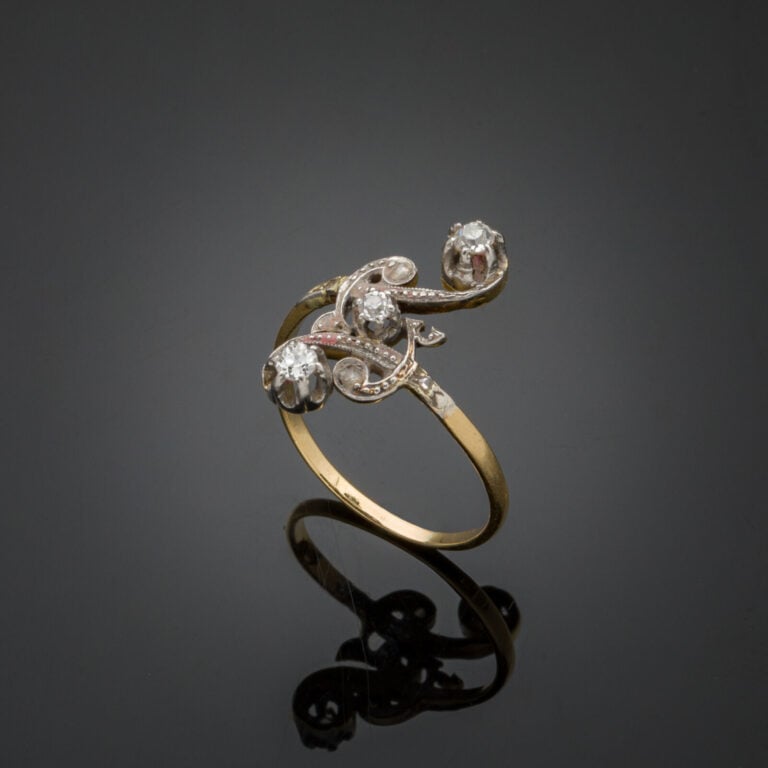 BAGUE "volutes" en platine (min. 850‰) et or jaune (750‰) ajouré, serti de diam…