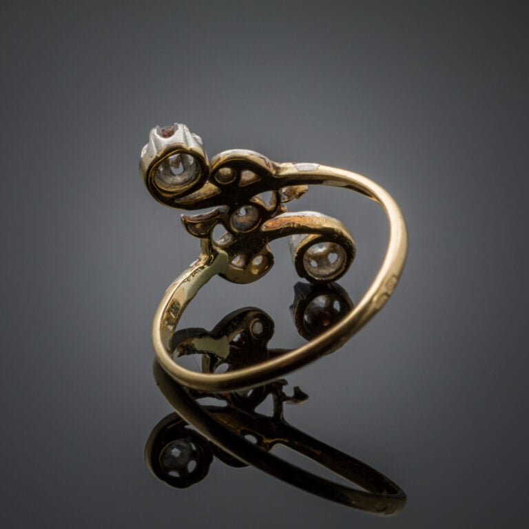 BAGUE "volutes" en platine (min. 850‰) et or jaune (750‰) ajouré, serti de diam…