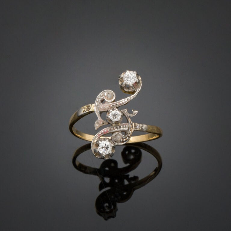 BAGUE "volutes" en platine (min. 850‰) et or jaune (750‰) ajouré, serti de diam…