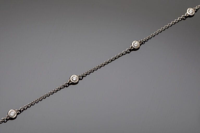 BRACELET chaînette en or gris (585‰) 14 carats, serti de cinq diamants taille b…