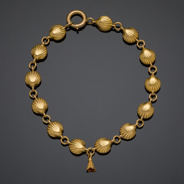 BRACELET "coquilles Saint Jacques" en or jaune (750‰) godronné. Manque une part…