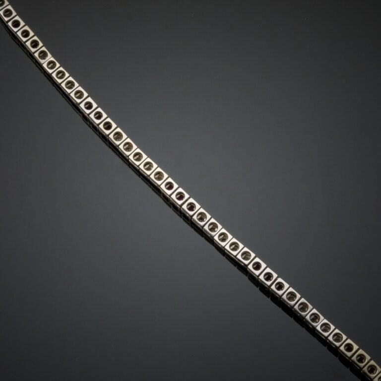 BRACELET en or gris (750‰) articulé serti d'un alignement de diamants taille 8/…