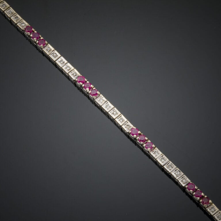BRACELET en or gris (750‰) articulé serti d'un alignement de diamants taille 8/…