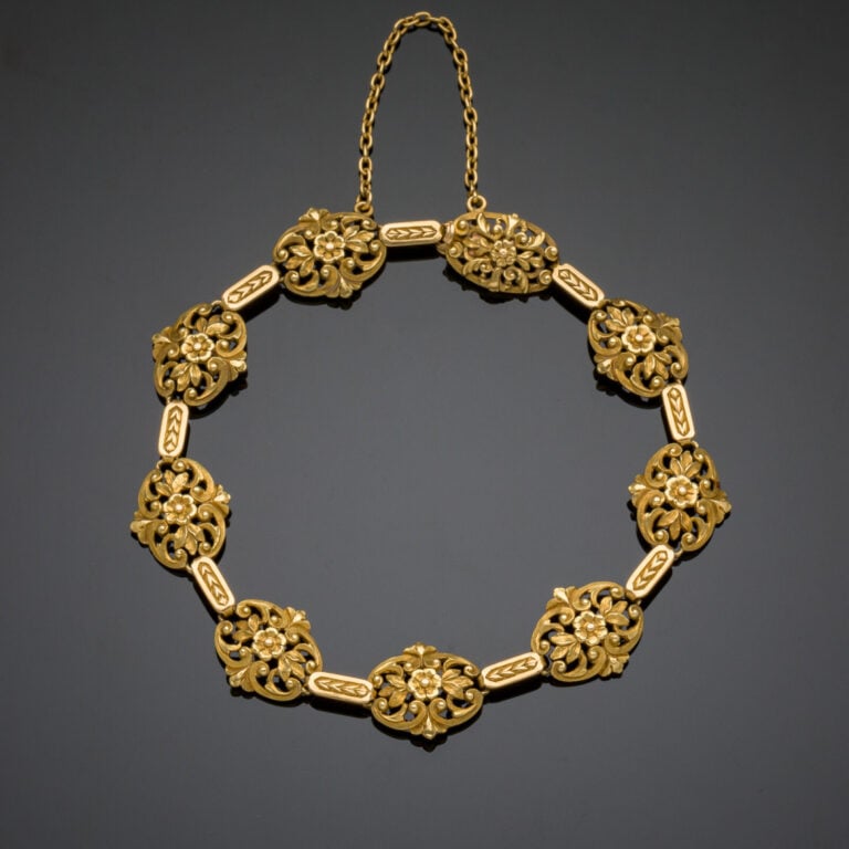 BRACELET en or jaune (750‰) à maillons alternés ciselés et ajourés à motifs de…