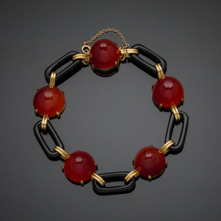 BRACELET en or jaune (750‰) articulé, orné de cinq cabochons de cornaline alter…