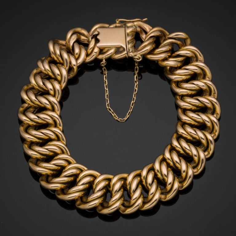BRACELET en or jaune (750‰) ciselé, à maille gourmette torse. - Chocs et restau…