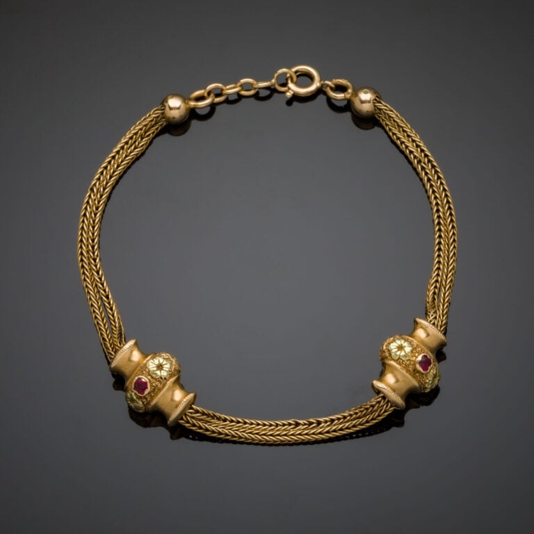 BRACELET en or jaune et or rose (750‰) composé de deux chaînettes retenant deux…