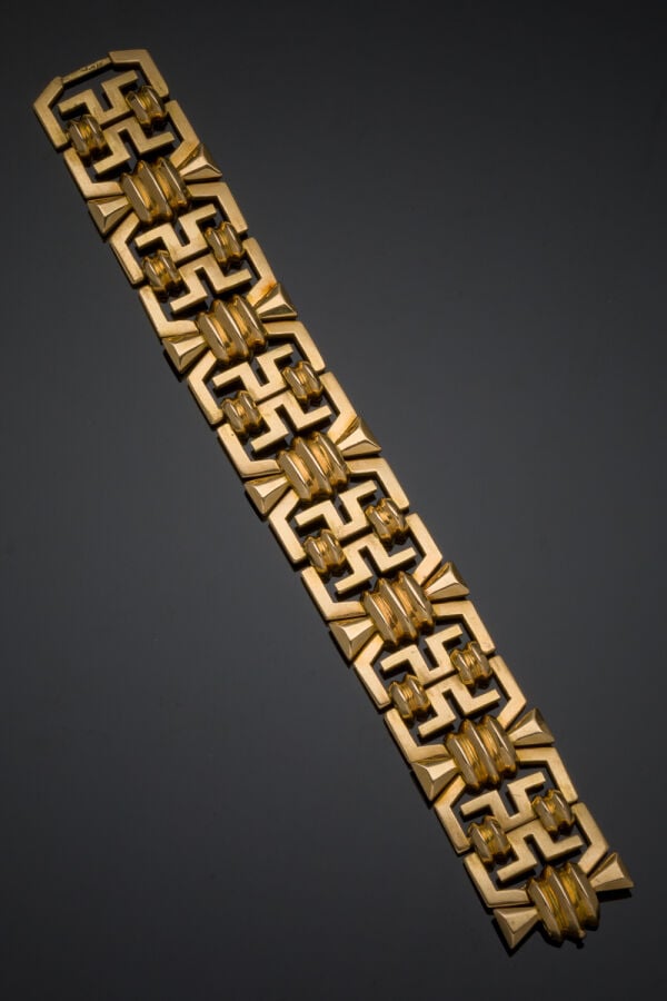 BRACELET manchette en or jaune (750‰) articulé et ajouré à motifs géométriques…
