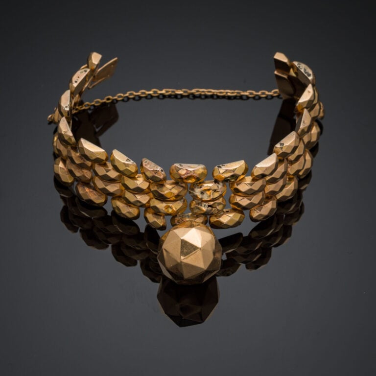 BRACELET manchette en or jaune (750‰) composé de quatre rangs de maillons facet…