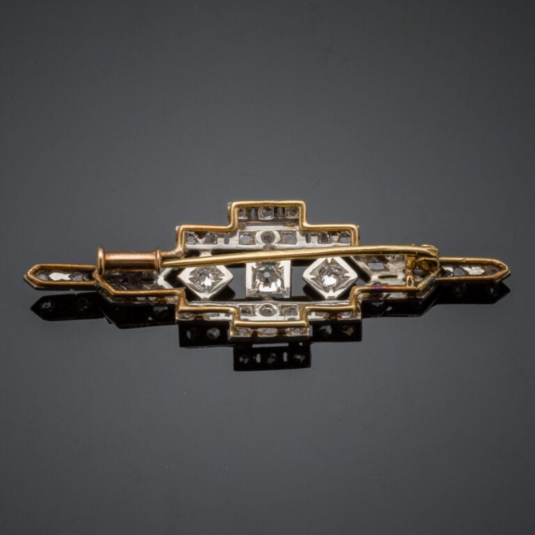 BROCHE géométrique en platine (min. 800‰) et or jaune (750‰) ajouré, serti de d…