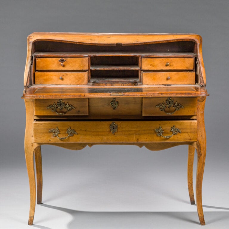 BUREAU DE PENTE en bois de placage à trois tiroirs en ceinture, décor marqueté…