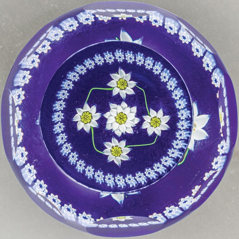 Caithness/Whitefriars. - Presse-papiers « Daisy Chain » à fond bleu cobalt tran…