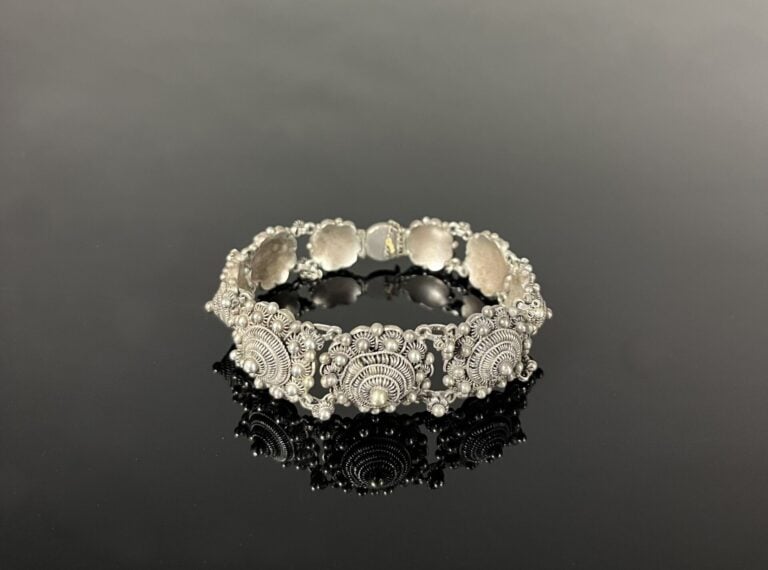 ** Cambodge - Parure en argent comprenant un collier, un bracelet jonc, bracele…