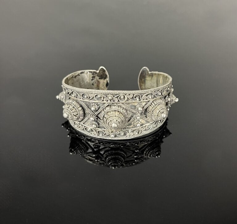** Cambodge - Parure en argent comprenant un collier, un bracelet jonc, bracele…