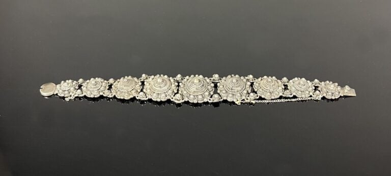 ** Cambodge - Parure en argent comprenant un collier, un bracelet jonc, bracele…