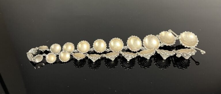 ** Cambodge - Parure en argent comprenant un collier, un bracelet jonc, bracele…