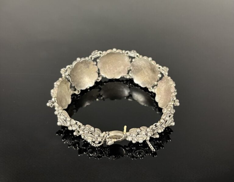 ** Cambodge - Parure en argent comprenant un collier, un bracelet jonc, bracele…